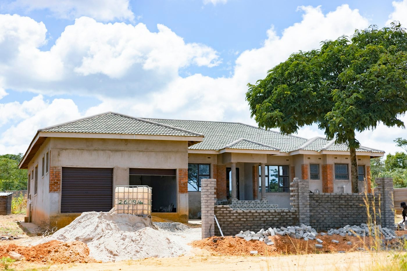 Une maison en construction, charpente et revêtement en cours
