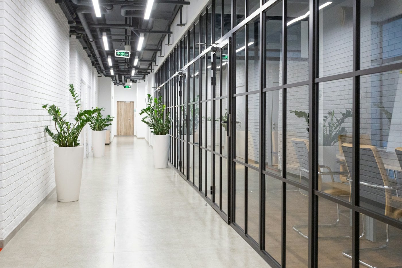 Un corridor de bureau propre, tôt le matin