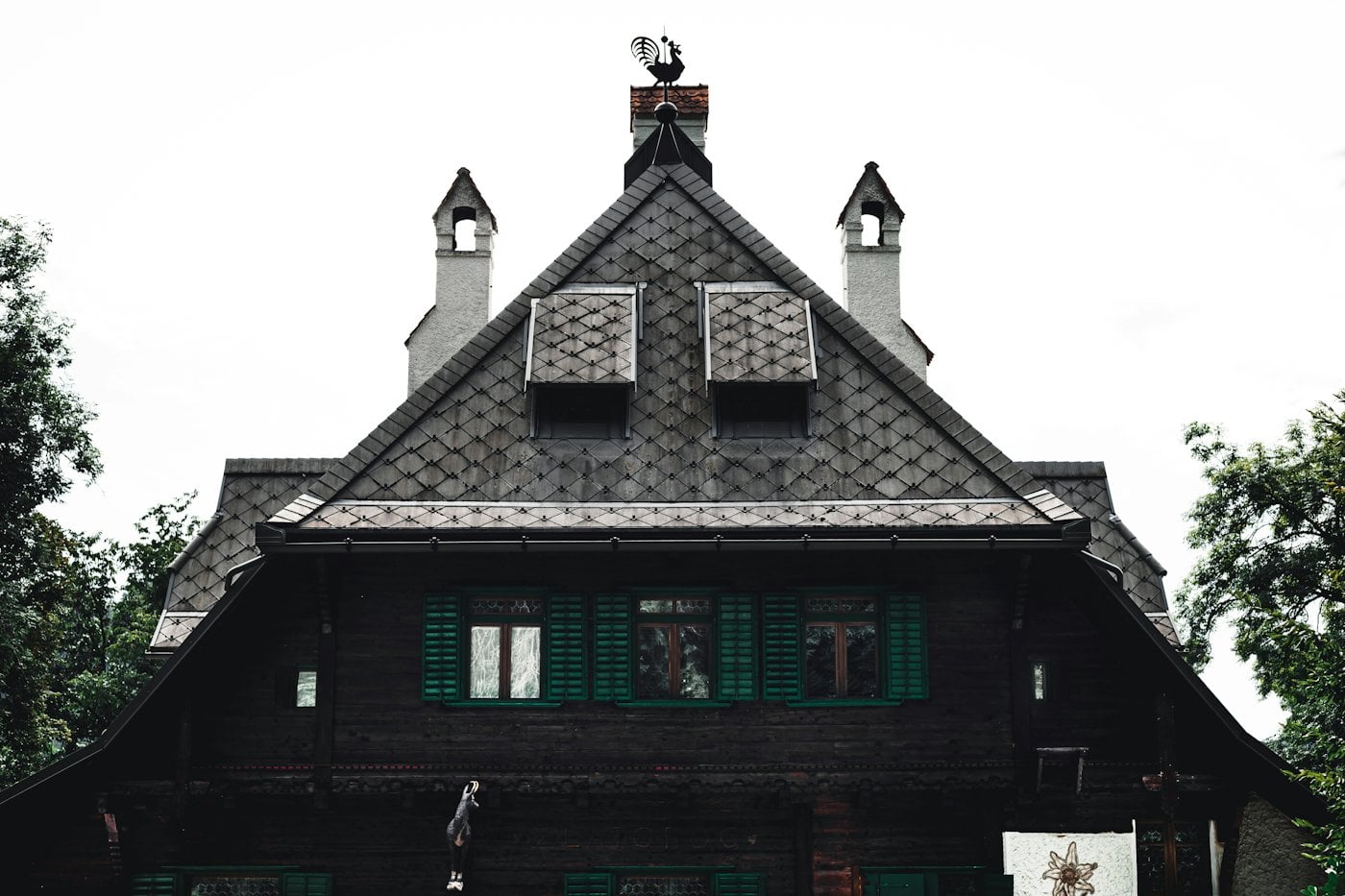 Une cheminée de maison sur un toit, l’automne